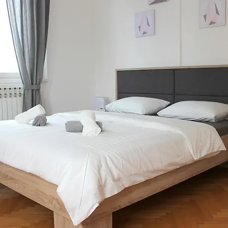 & Room's Anni 3*
