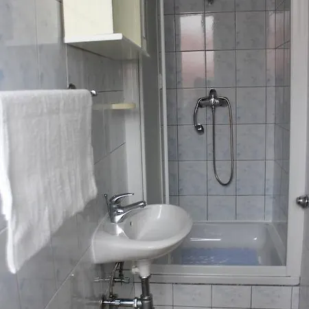 招待所 & Room's Anni 扎达尔