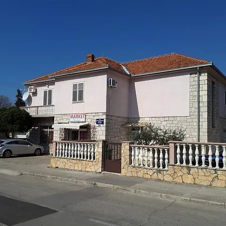 & Room's Anni 扎达尔