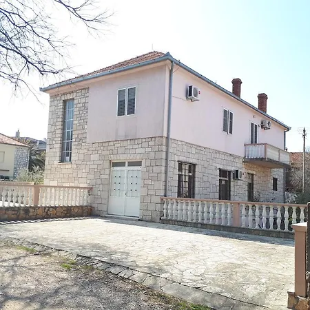 & Room's Anni 招待所 扎达尔