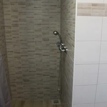 招待所 & Room's Anni 扎达尔