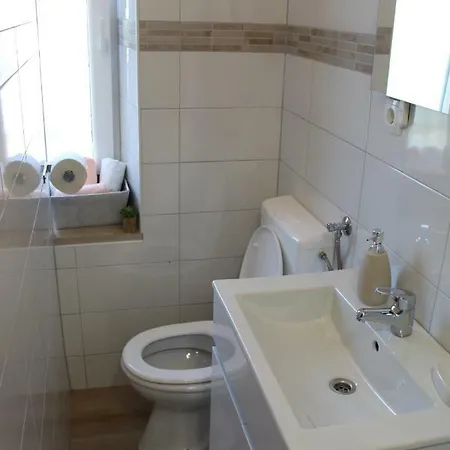 & Room's Anni 招待所 3*