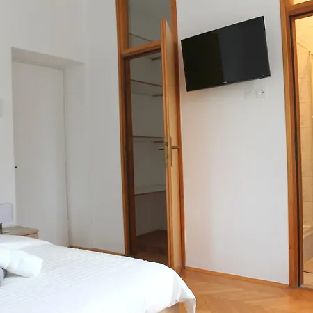 & Room's Anni
