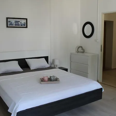 & Room's Anni